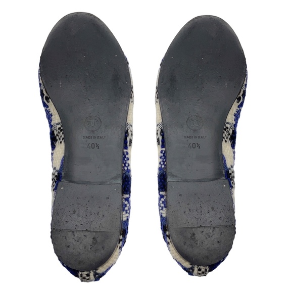 CHANEL BLUE / IVORY CC LOGO PATENT LEATHER CAP TOE CHECKERED TWEED BALLET FLATS - Picture 7 of 11